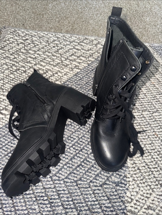 Splendid Shoes - NWOT - Splendid - Mady Black Zip-Up Lug Combat Boots - size 9
